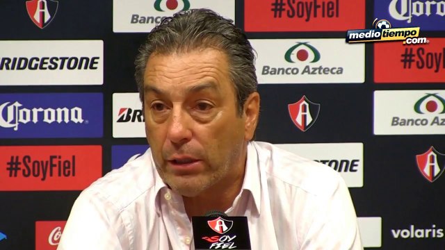 'Chicharito' ha tomado muy malas decisiones: Tomás Boy