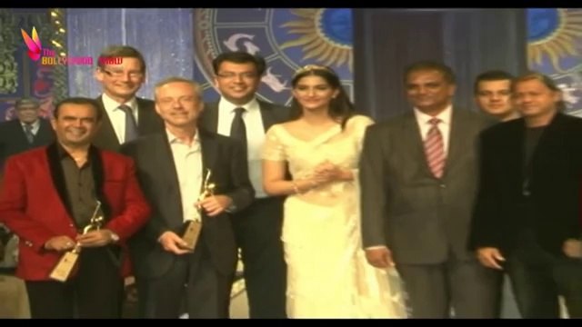 Sonam Kapoor Looks Drop-Dead Gorgeous on The Ramp | IIJW 2014 Grand Finale