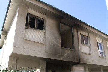 Salva niños que se tiran por ventana en incendio