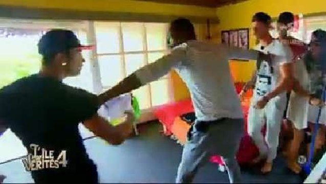 Début de bagarre entre deux candidats de L'île des Vérités sur NRJ12
