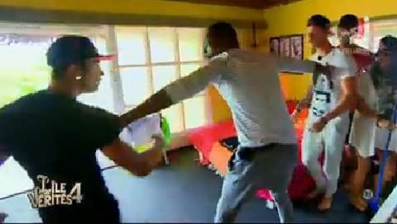 Début de bagarre entre deux candidats de "L'île des Vérités" sur NRJ12