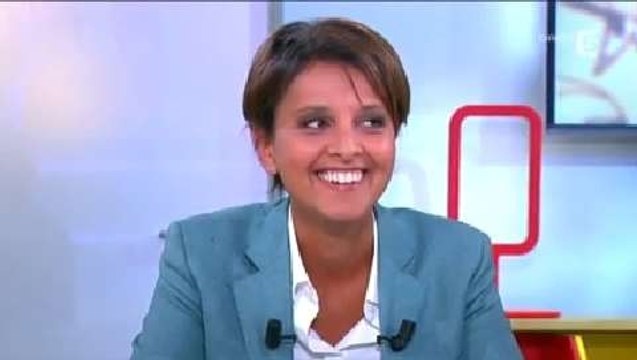 Najat Vallaud-Belkacem sourit en découvrant la Une de Charlie Hebdo