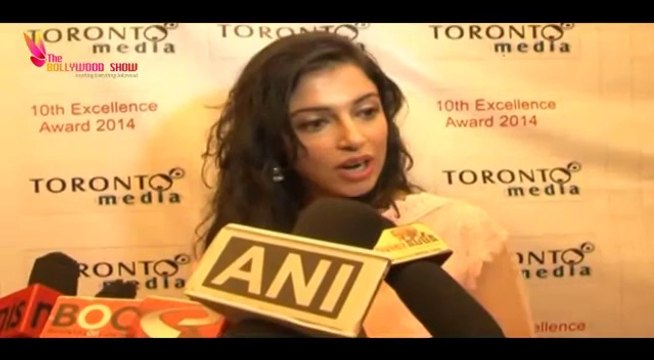 Divya Khosla Kumar Receiving the 10th RK Excellence National Award 2014