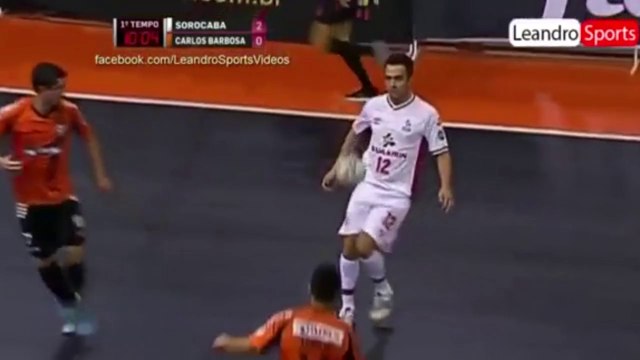 Fora de série! Falcão humilha adversário com lindo chapéu