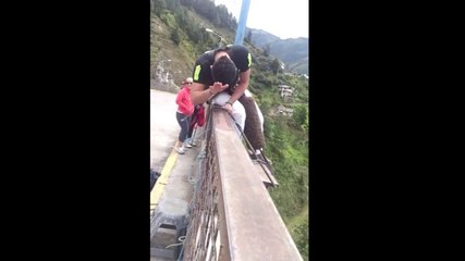 Anxieux face au saut à l'élastique, il s'accroche aux cheveux du moniteur au moment de sauter !