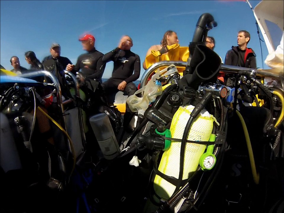 Les plongeurs d'Objectif Bleu a la découverte de l'épave de la Drome en Baie de Marseille
