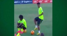 Neymar inova em embaixadinha durante treino da Seleção