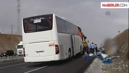 Download Video: Turistleri Taşıyan Otobüs ile Tır Çarpıştı: 1 Ölü, 15 Yaralı