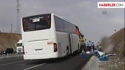 Turistleri Taşıyan Otobüs ile Tır Çarpıştı: 1 Ölü, 15 Yaralı