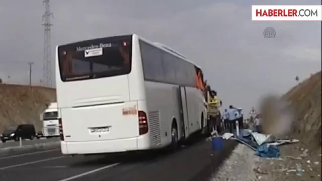 Turistleri Taşıyan Otobüs ile Tır Çarpıştı: 1 Ölü, 15 Yaralı