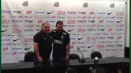 Enderson posa com a camisa e fala sobre sua nova equipe