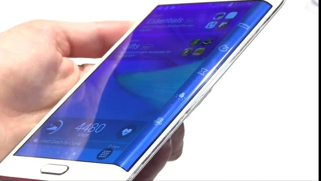 IFA 2014 : Prise en main du Galaxy Note Edge et de son écran incurvé