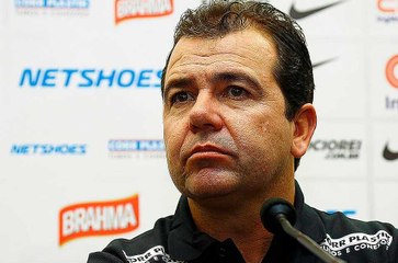 Feliz e motivado, Enderson Moreira chega ao Santos