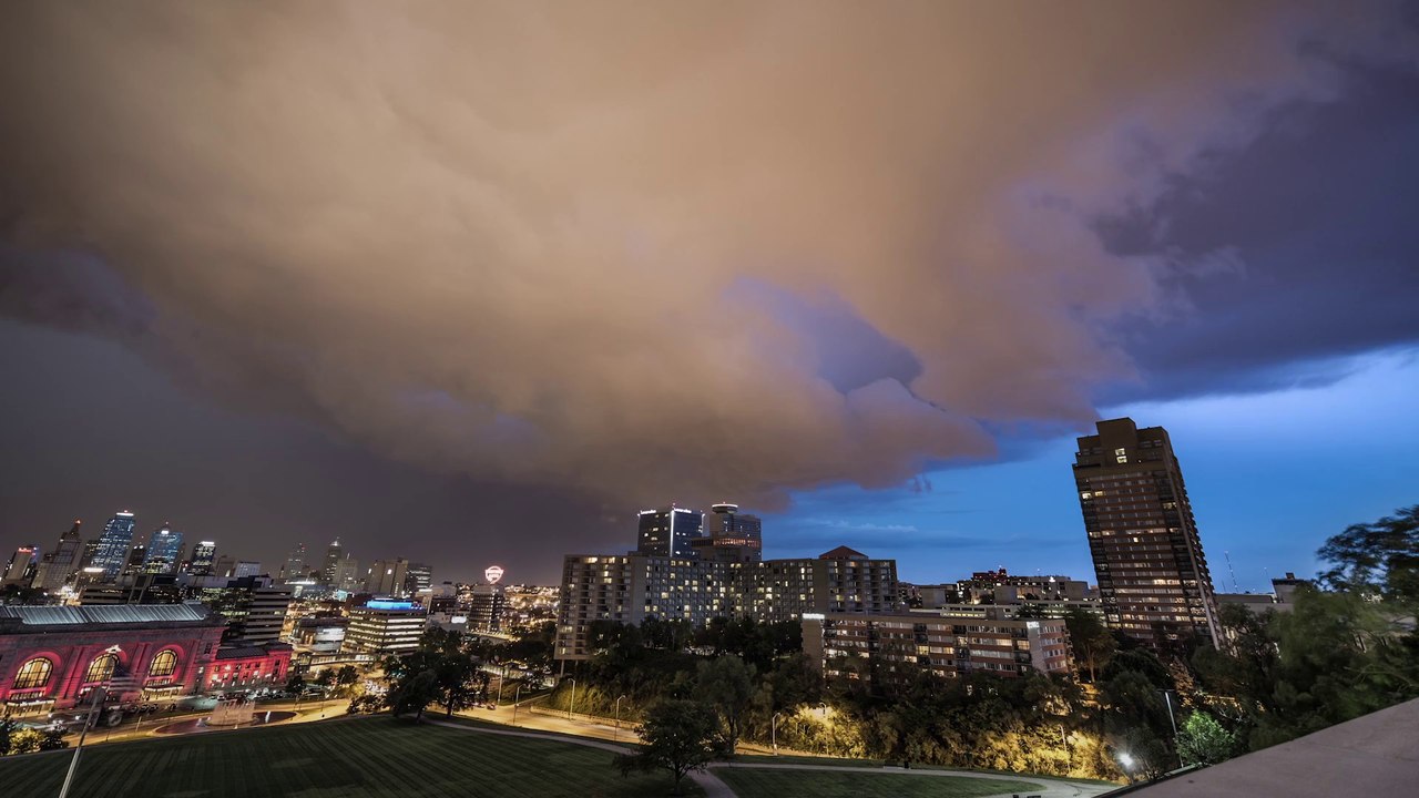 Tempête géante dans le ciel de kansas city : nuages terrifiants!