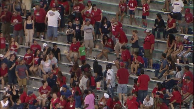 Un gars méchant éclate un ballon de plage pendant un match des Arizona Wild Cats