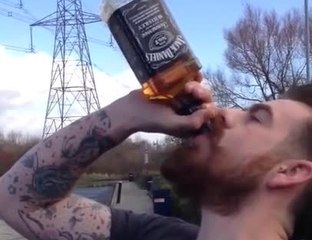 Tải video: Boire une bouteille de Jack Daniel's en 13 secondes