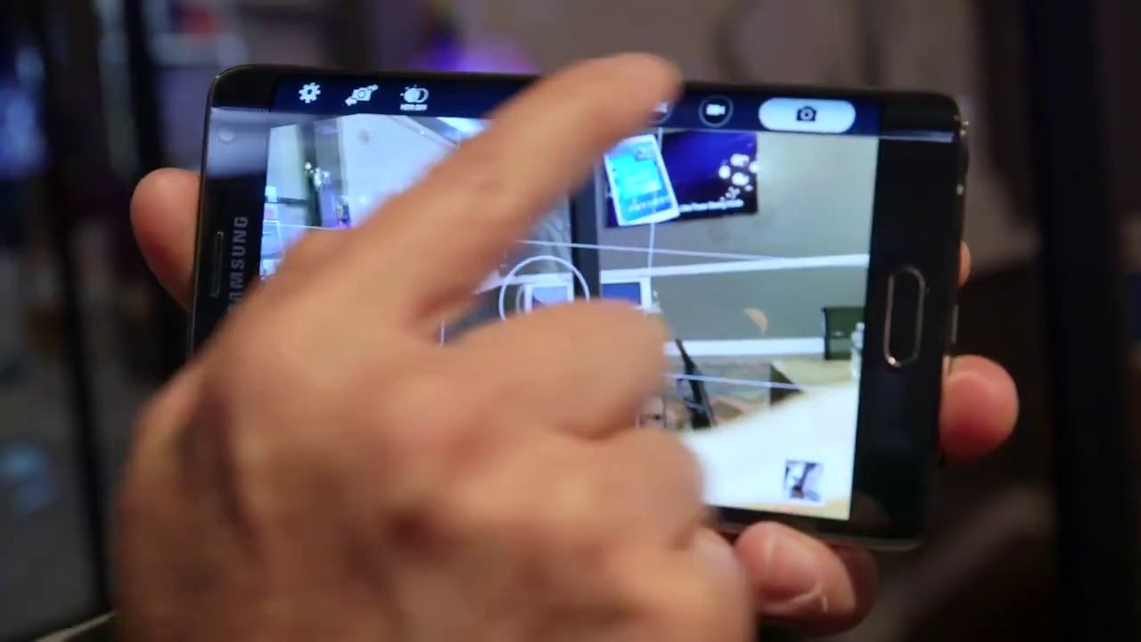 Samsung Galaxy Note Edge Hands-on: Phablet Meets curved OLED