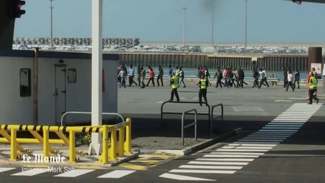 Une centaine de migrants tentent de rentrer de force dans le port de Calais