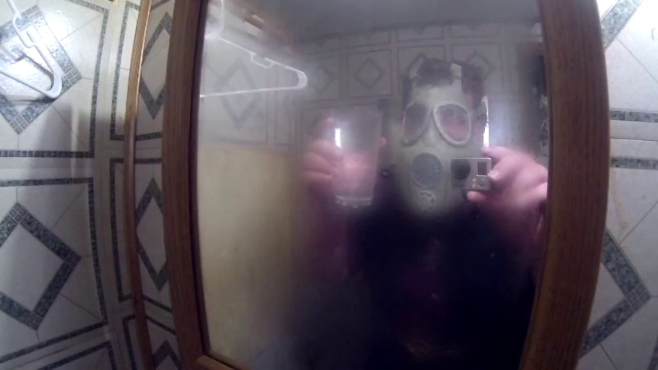 Ce père fait une blague effrayante à son fils sous la douche