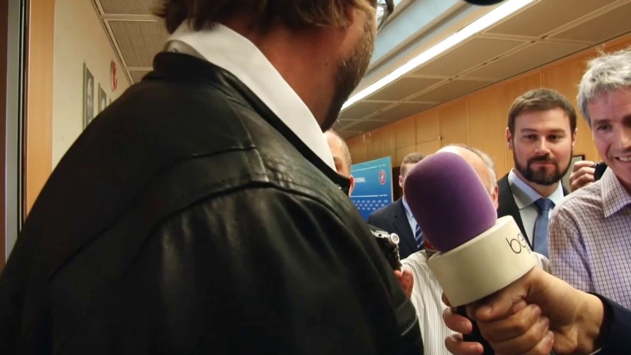 FOOTBALL: Bundesliga: Klopp hat Spaß mit Journalisten