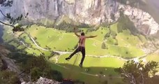 Cet homme saute d'une falaise avec un parachute attaché à ses piercings