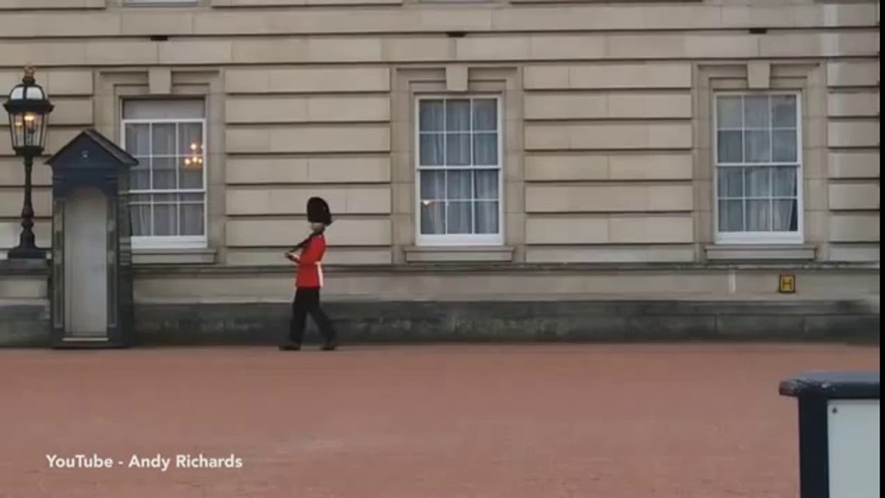 Un garde du palais de Buckingham fait un peu d'originalité