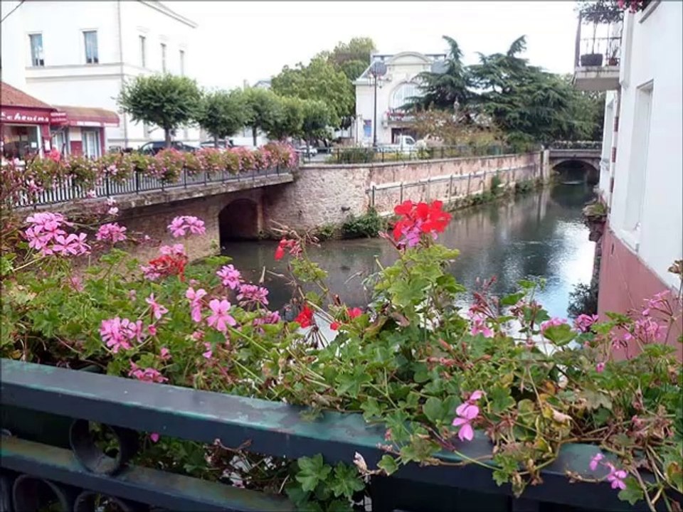 Venise n'est pas en Italie Venise est dans la Brie... à Crécy-la-Chapelle et à Coulommiers