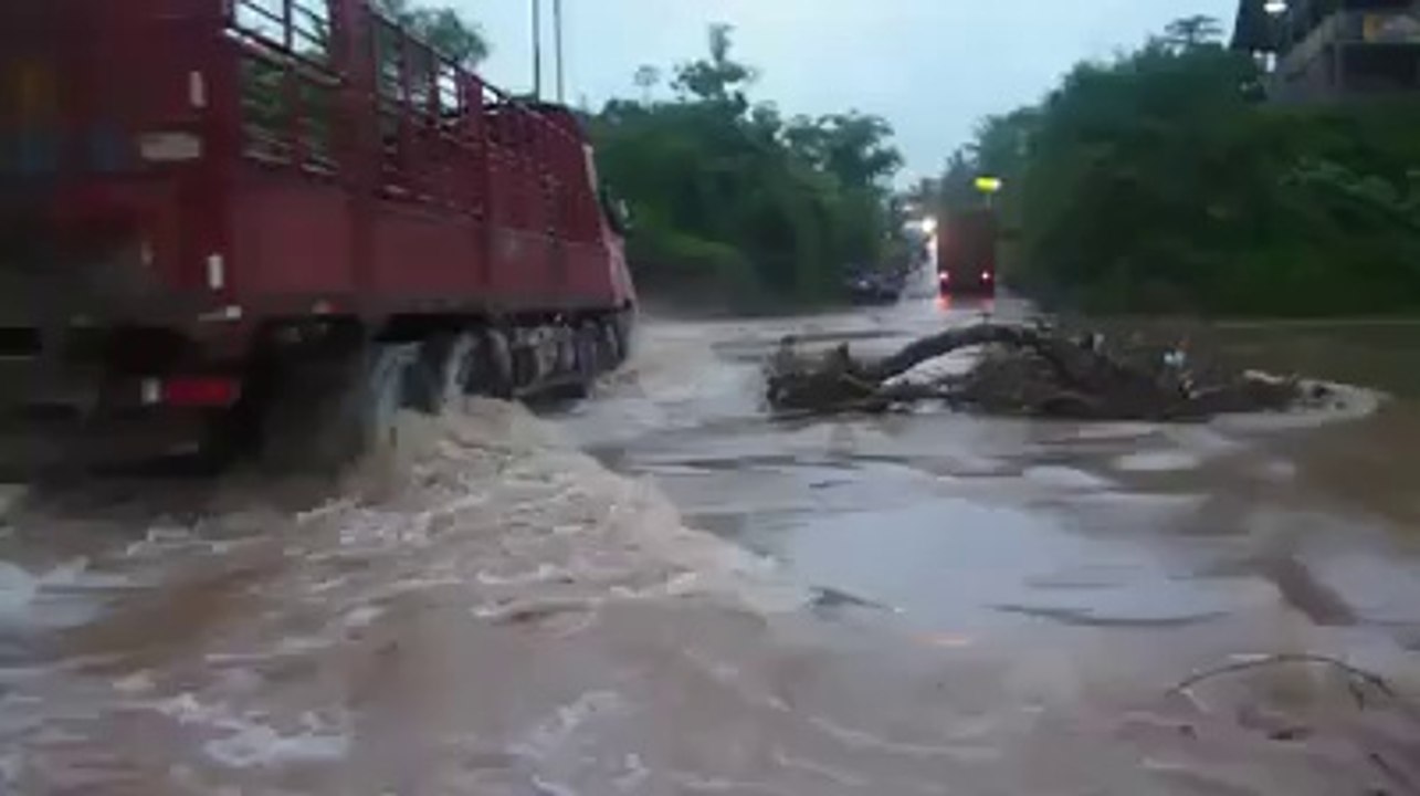Heavy Van Fail Down In Flood