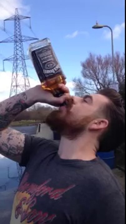 Il boit une bouteille de whisky cul sec en 13 secondes