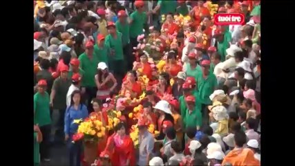 Hàng chục ngàn người tham gia lễ hội chùa Bà