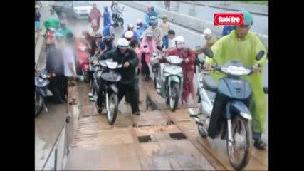 Kinh thành Huế chìm trong nước lũ 2 người chết