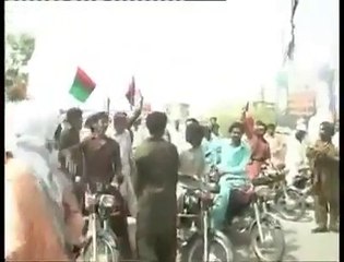 MQM and Altaf Insulted by angry Sindhis