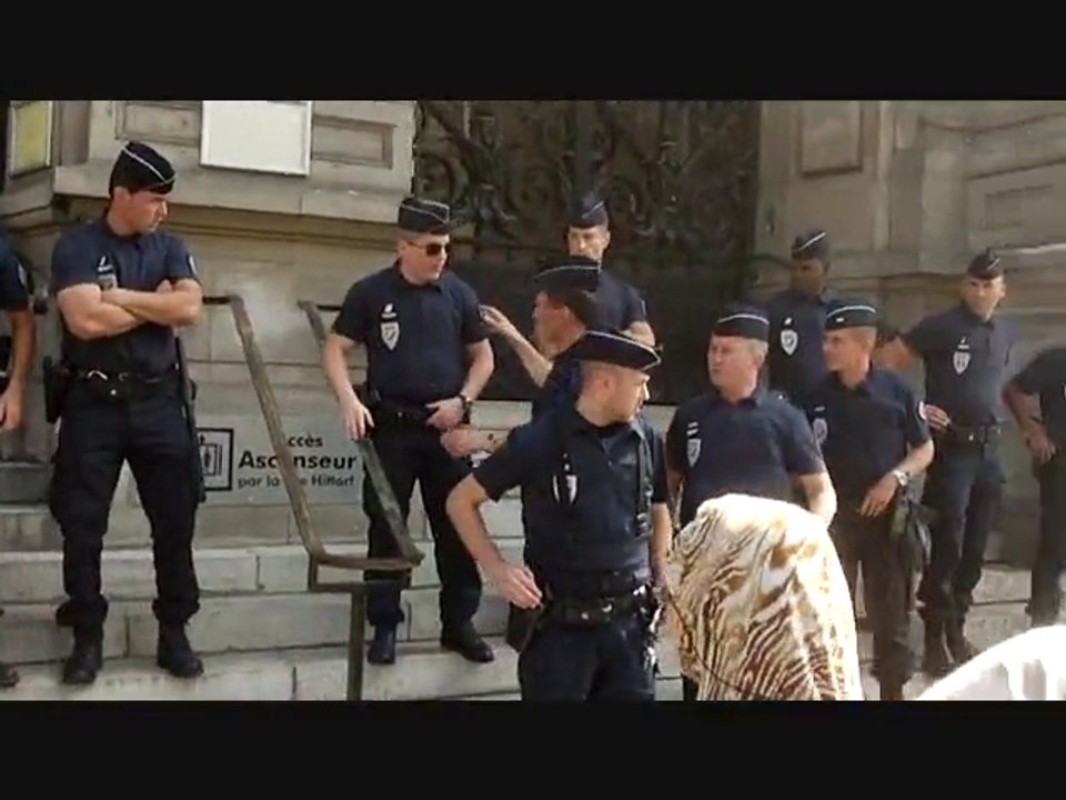 Ian Brossat : l'adjoint au Logement qui voit l'avenir des mal-logés en bleu