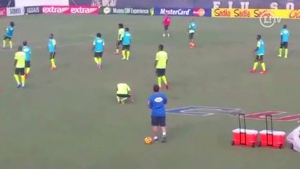 Preocupa? Neymar leva pancada e deixa rachão mancando