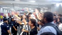 Torcedores recebem Botafogo com festa e coro a André Bahia