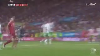 Fernando Torres tries to finish like Lionel Messi