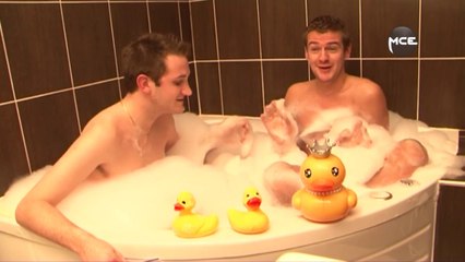 Le bain de Jeremstar : il pisse sur tous ses invités !