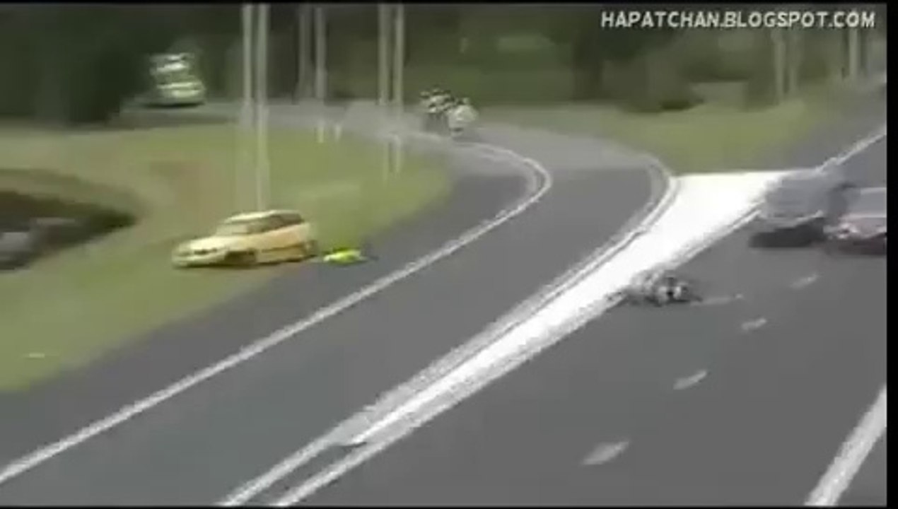 Pour sauver une vie, un motard bloque une auto-route !! (Vidéo choc)