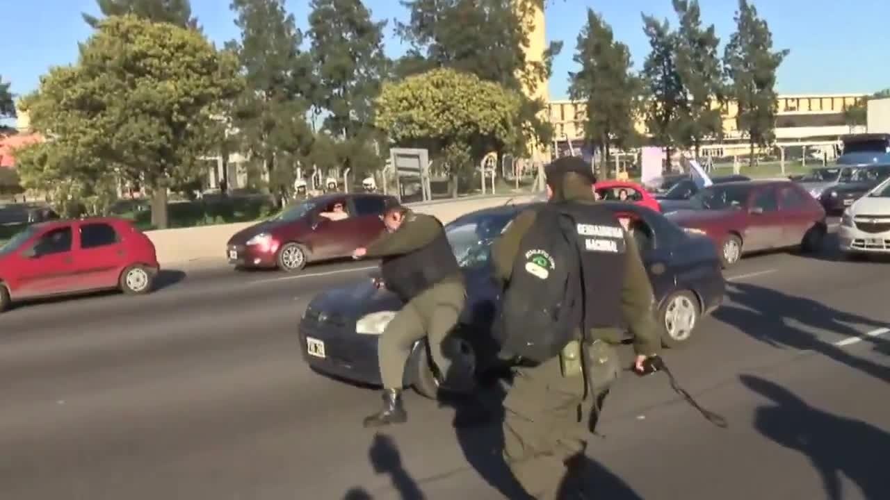 Un gendarme simule un accident de la route (Argentine)
