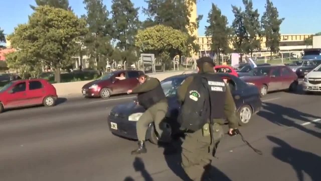 Un gendarme simule un accident de la route (Argentine)