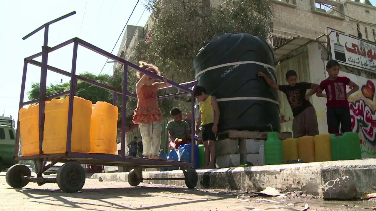 Sans eau depuis la guerre, les Gazaouis creusen...