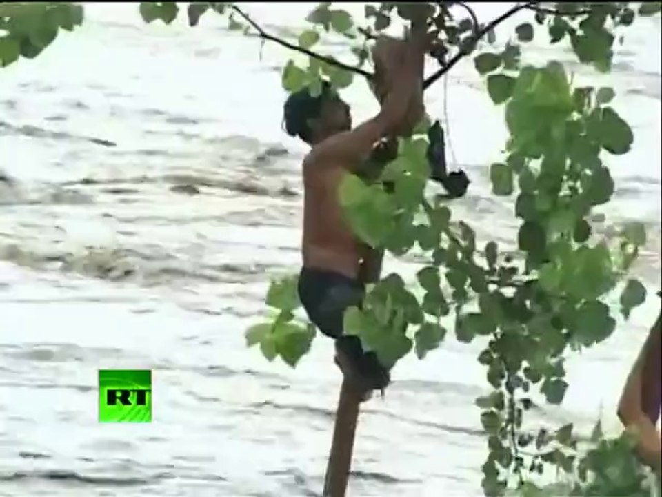 Pakistan flood death toll over 800, state of emergency declared