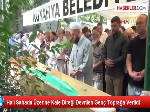 Halı Sahada Üzerine Kale Direği Devrilen Genç Toprağa Verildi