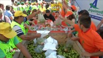 Des agriculteurs espagnols distribuent des tonnes de fruits pour protester contre l'embargo russe