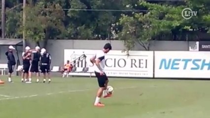 Deu show! Gabigol mostra habilidade com malabarismo