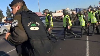 Un gendarme simule un accident de la route