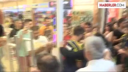 Fenerbahçeli futbolcular imza gününde