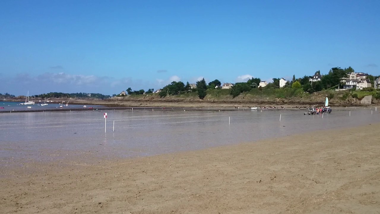 Course de trot attelé à l'hippodrome marin de Lancieux