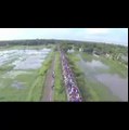 المئات يسافرون على سقف قطار في بنغلادش