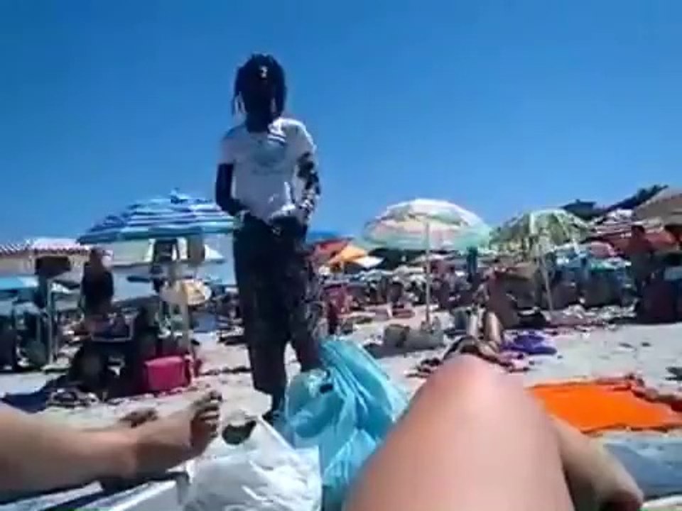 Un vendeur sénégalais dans les plage Italie a regarde